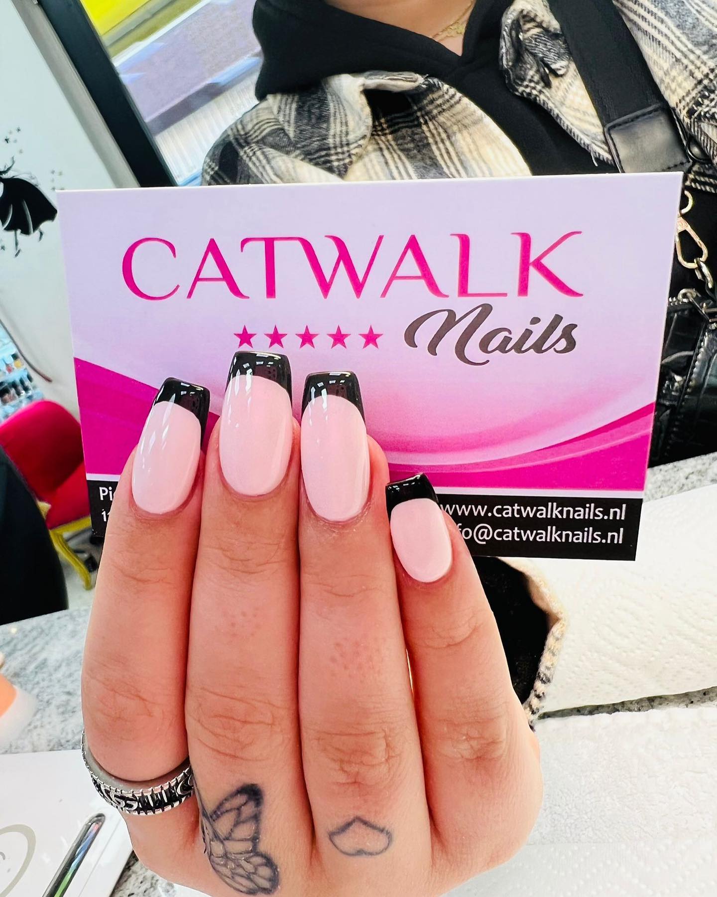 Zachtroze nagels met zwarte French tips, gemaakt bij Catwalk Nails