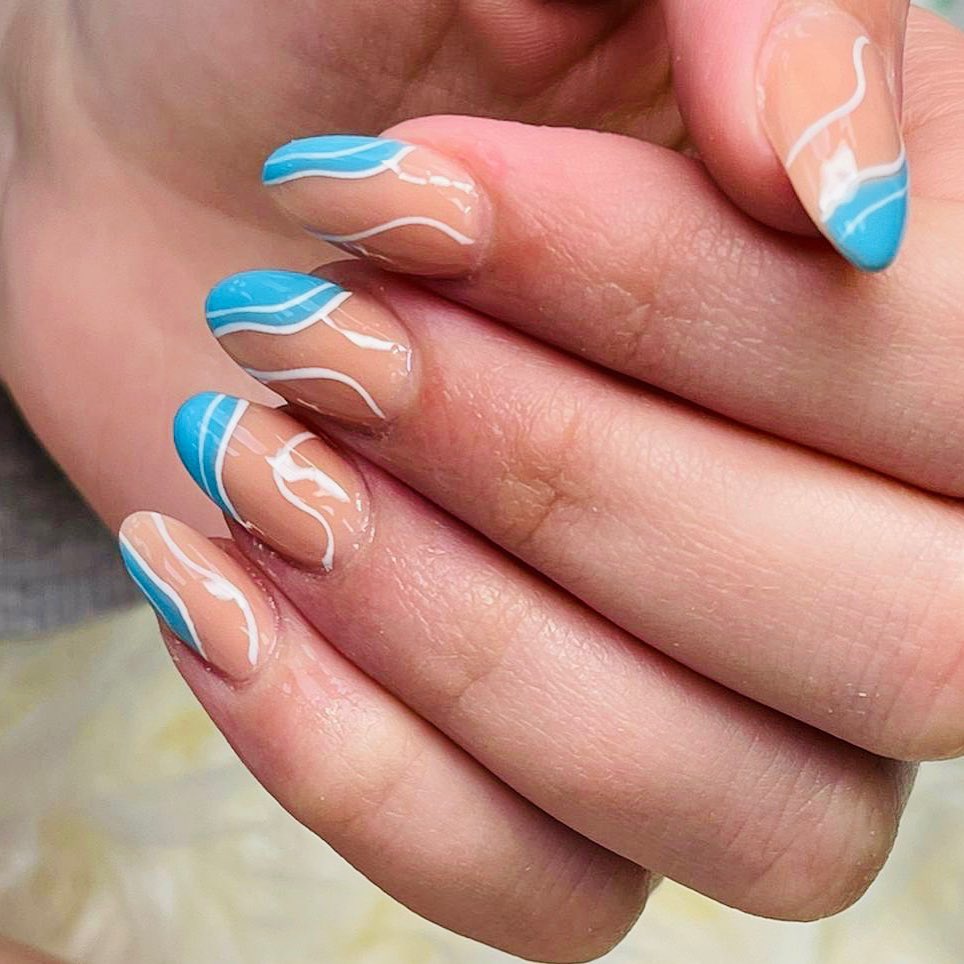 Blauwe French manicure met witte golvende lijnen, gemaakt bij Catwalk Nails