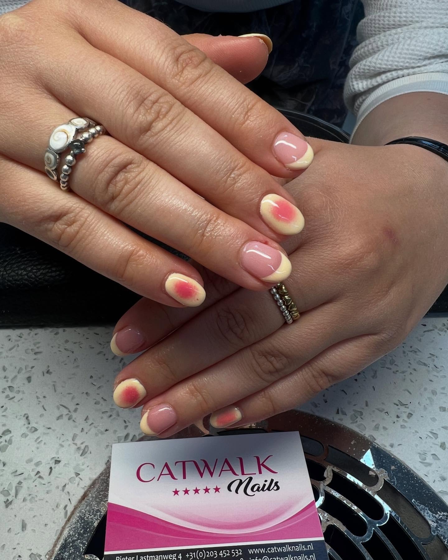 Roze nagels met peach blush-accenten, gemaakt bij Catwalk Nails