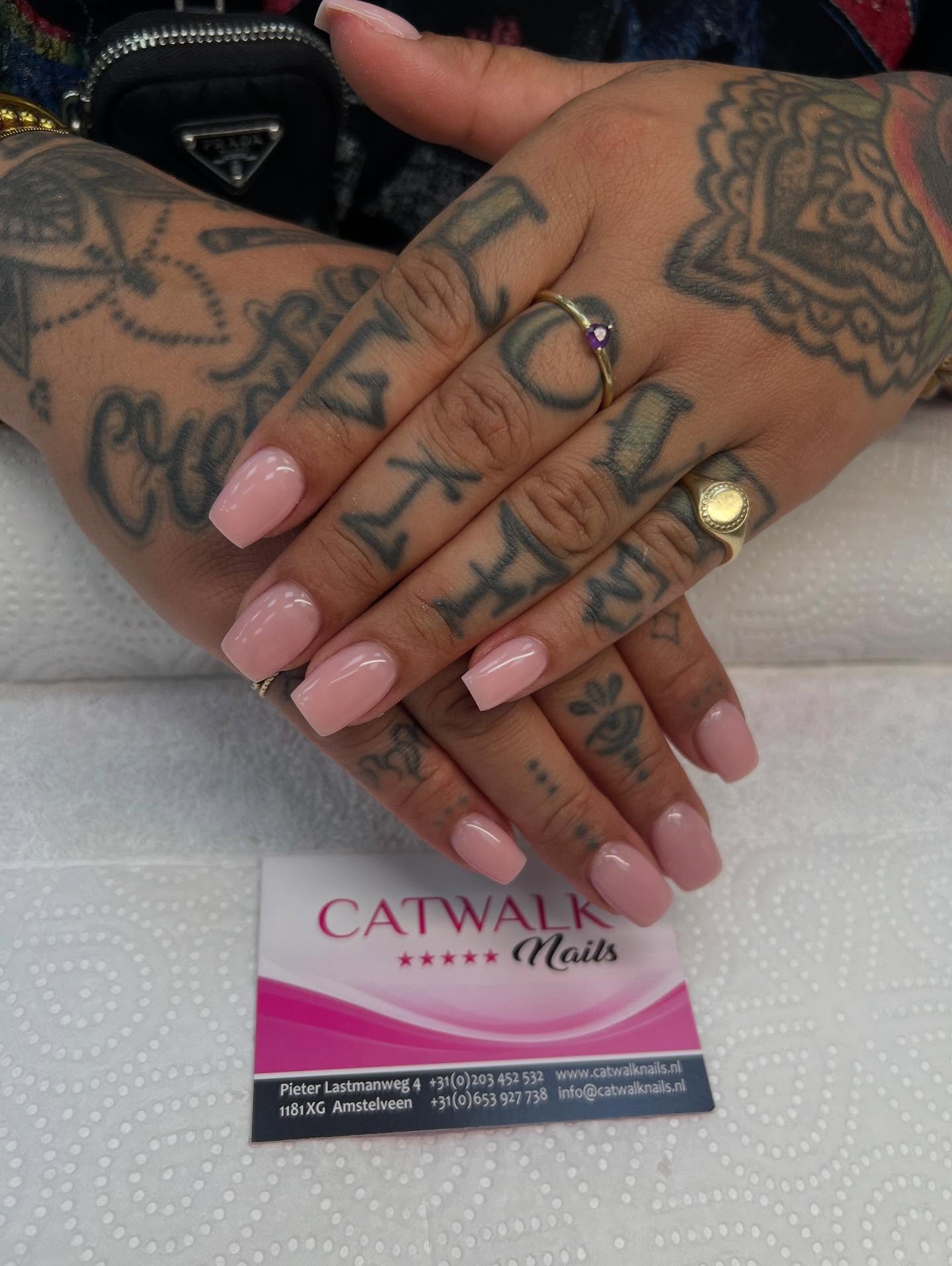 Korte zachtroze nagels uit het eigen werk van Catwalk Nails